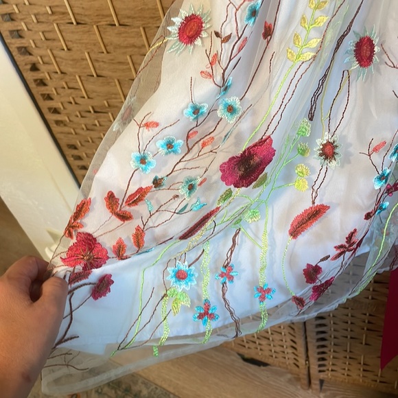 Multicolor Flower Appliqué Embroidered White Dress Size 6 - Picture 4 of 7